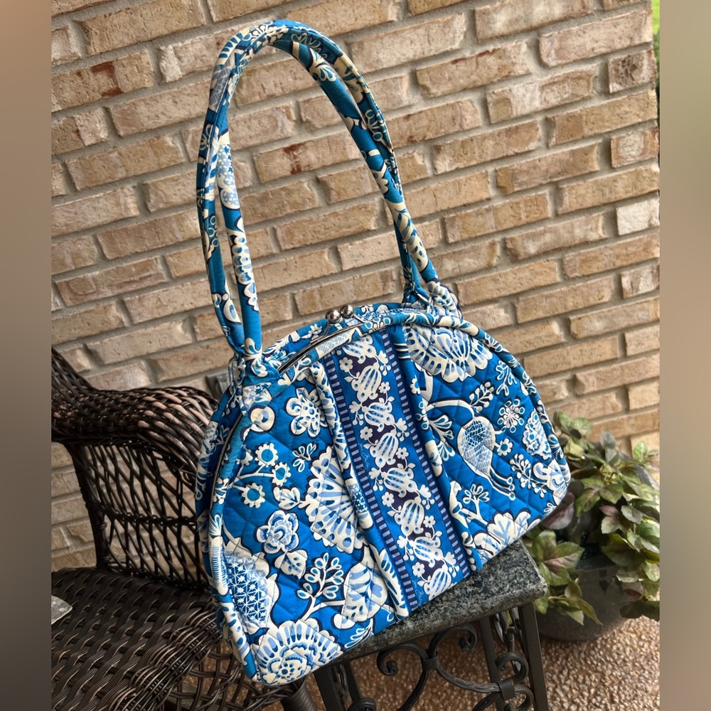 Vera Bradley ‘Eloise’ kiss lock shoulder bag in blue and white design.call outs